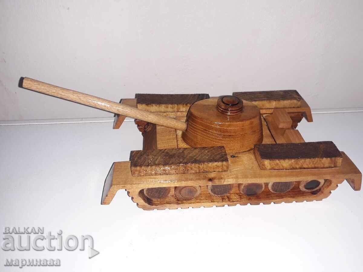 Livrarea MODEL VECHI - CUTIE ''TANK''. LEMN Livrarea MODEL VECHI - CUTIE ''TANK''. LEMN