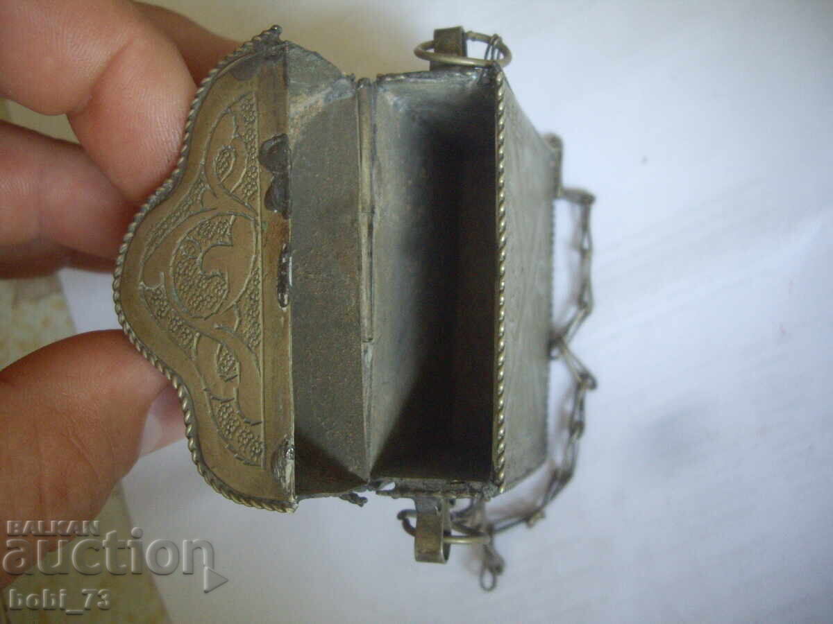 Auction  Old powder keg.