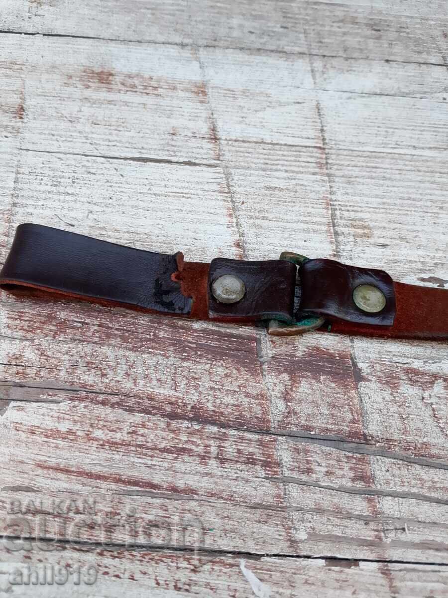 Παράδοση Παλιά στρατιωτική ζώνη με πορτούπι