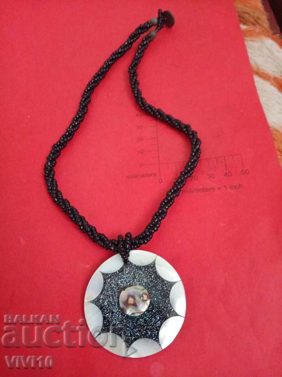 Colier vechi cu sidef Colier vechi cu sidef