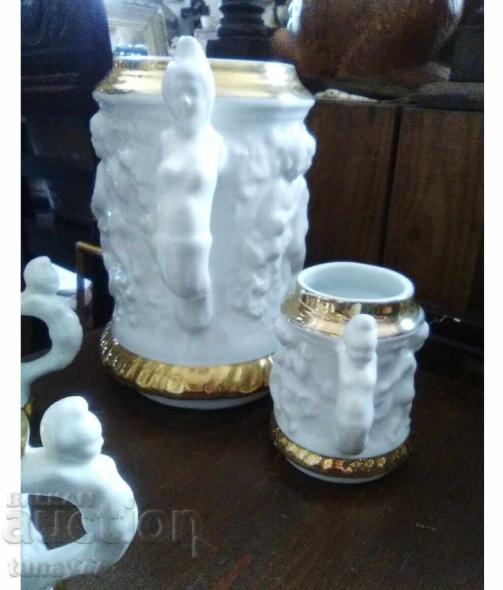 Six pitchers and a large porcelain Sanbo in Renaissance style. Spanish - 6 Six pitchers and a large porcelain Sanbo in Renaissance style. Spanish - 6