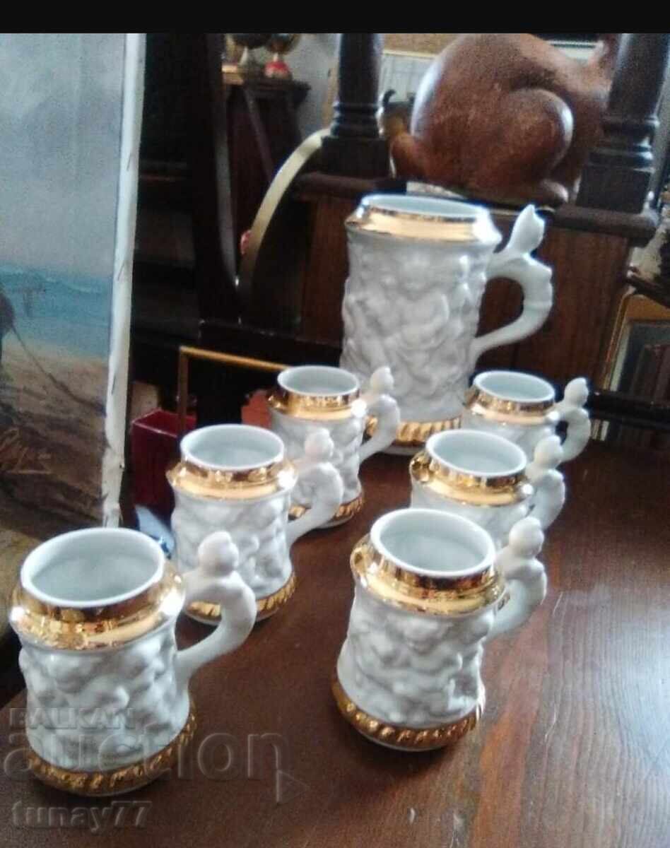 Έξι κανάτες και μεγάλο πορσελάνινο Σανμπό σε αναγεννησιακό στυλ. Ισπανικό Έξι κανάτες και μεγάλο πορσελάνινο Σανμπό σε αναγεννησιακό στυλ. Ισπανικό