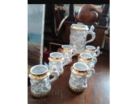 Șase căni și un sfeșnic mare din porțelan în stil renascentist. Spaniol