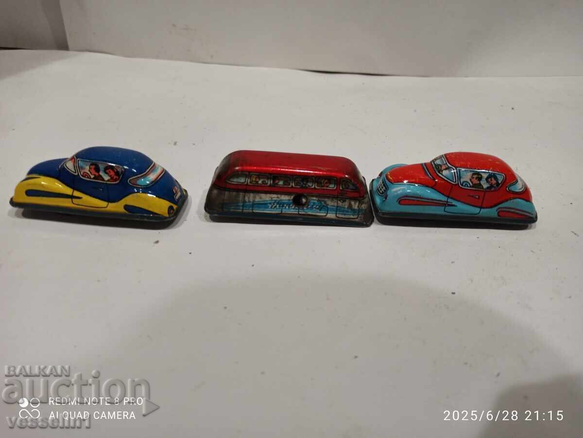 Παλιά λαμαρινένια αυτοκίνητα, 3 τεμάχια, λείπουν τροχοί σε ένα, έχουν εσωτερικά με τιμή 22.00 BGN | € 11.25