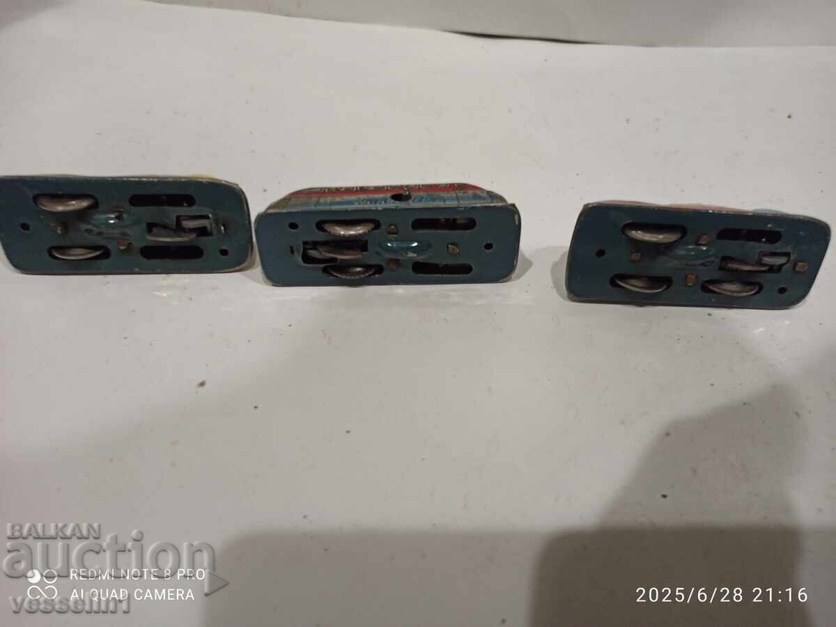 Δημοπρασία Παλιά λαμαρινένια αυτοκίνητα, 3 τεμάχια, λείπουν τροχοί σε ένα, έχουν εσωτερικά