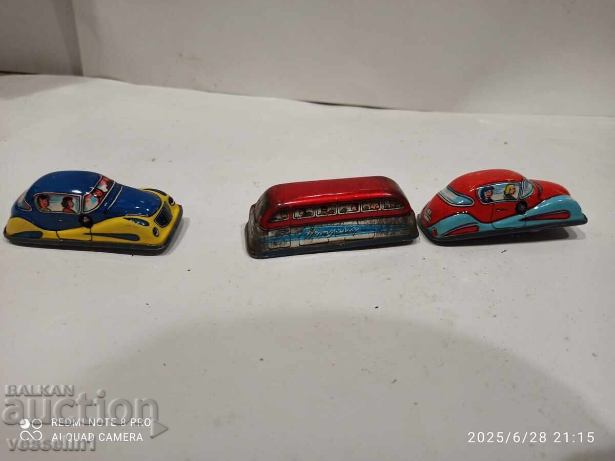 Παλιά λαμαρινένια αυτοκίνητα, 3 τεμάχια, λείπουν τροχοί σε ένα, έχουν εσωτερικά