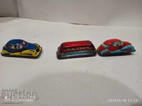 Mașini vechi de tablă, 3 bucăți, lipsesc roți la una, sunt interioare