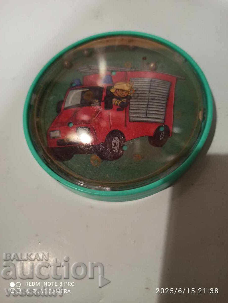 Παλιό παιχνίδι επιδεξιότητας για τοποθέτηση μπίλιων