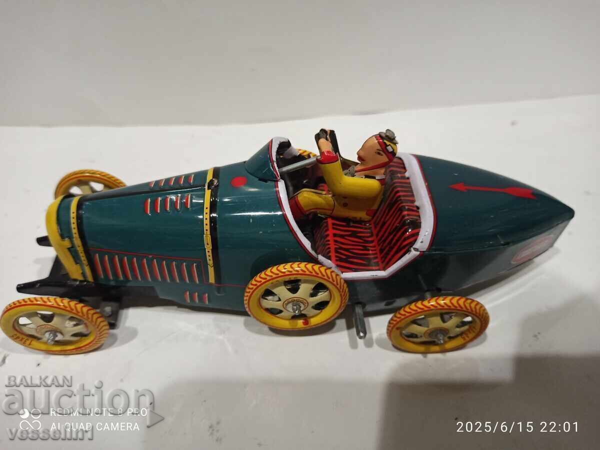 Auction  Old sheet metal car with a wind-up friction mechanism