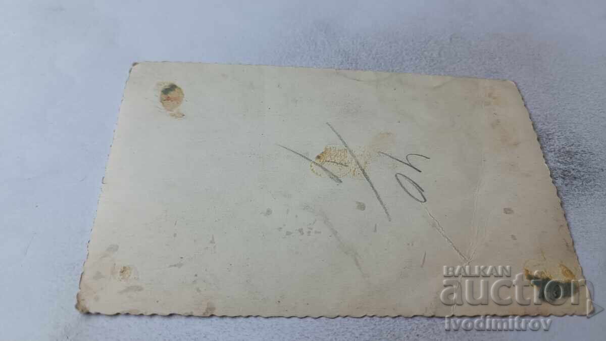 Φωτογραφία Σοφία Μια γυναίκα και ένα αγοράκι σε μια βόλτα με τιμή 2.35 BGN | € 1.20 Φωτογραφία Σοφία Μια γυναίκα και ένα αγοράκι σε μια βόλτα με τιμή 2.35 BGN | € 1.20