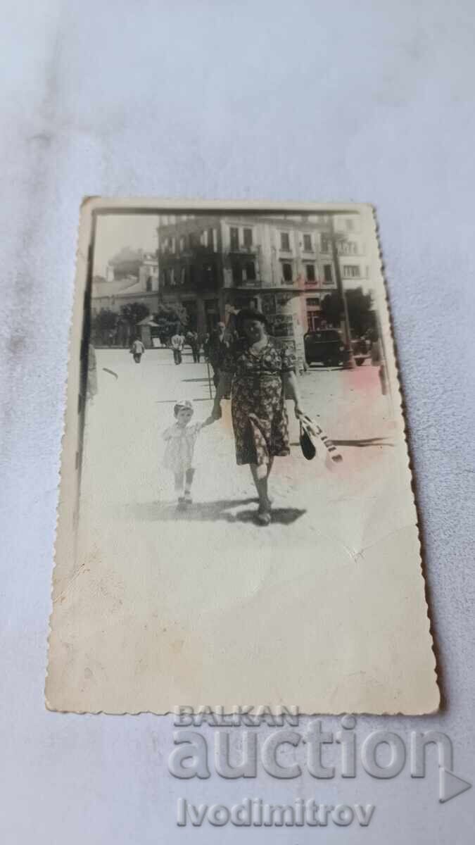 Φωτογραφία Σοφία Μια γυναίκα και ένα αγοράκι σε μια βόλτα Φωτογραφία Σοφία Μια γυναίκα και ένα αγοράκι σε μια βόλτα