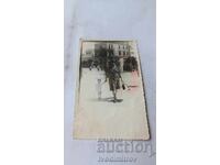 Снимка София Жена и малко момченце на разходка