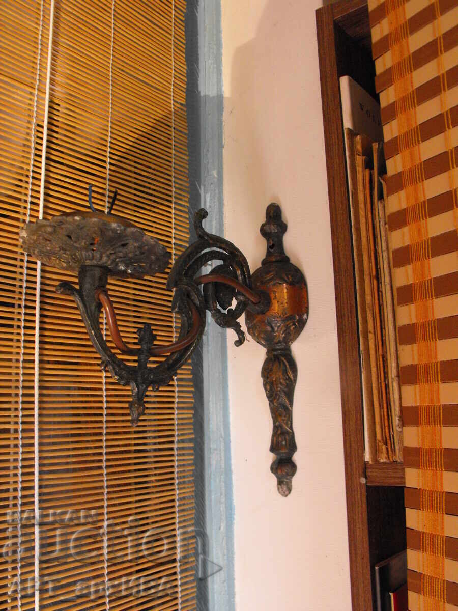 Аплик – свещник, запазен е кабела за ел. крушка.