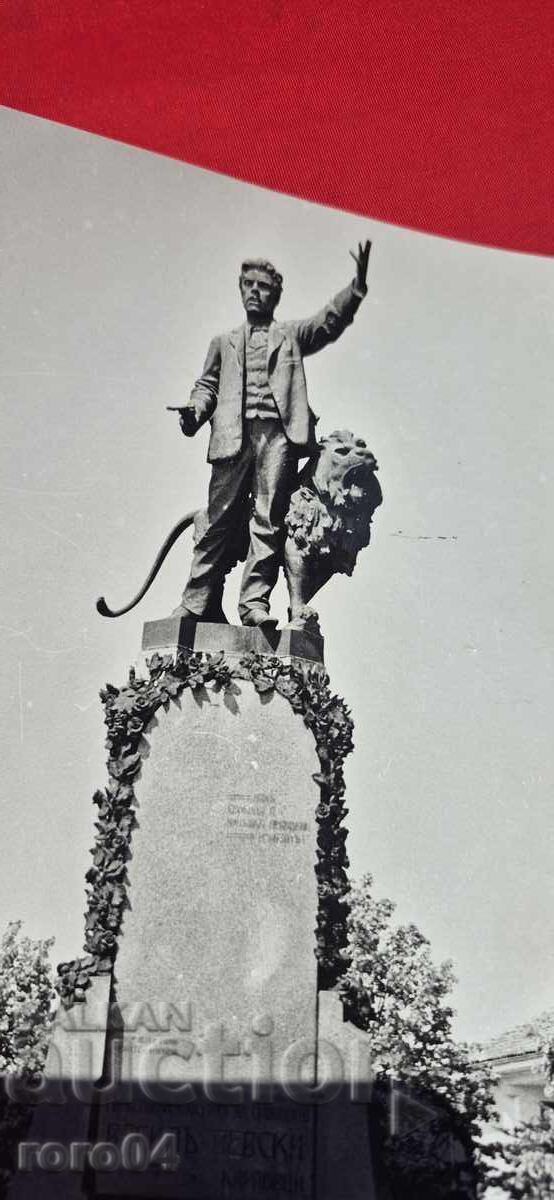VASIL LEVSKI - MONUMENT - photo: Il. Harizanov with price 13.50 BGN | € 6.90 VASIL LEVSKI - MONUMENT - photo: Il. Harizanov with price 13.50 BGN | € 6.90