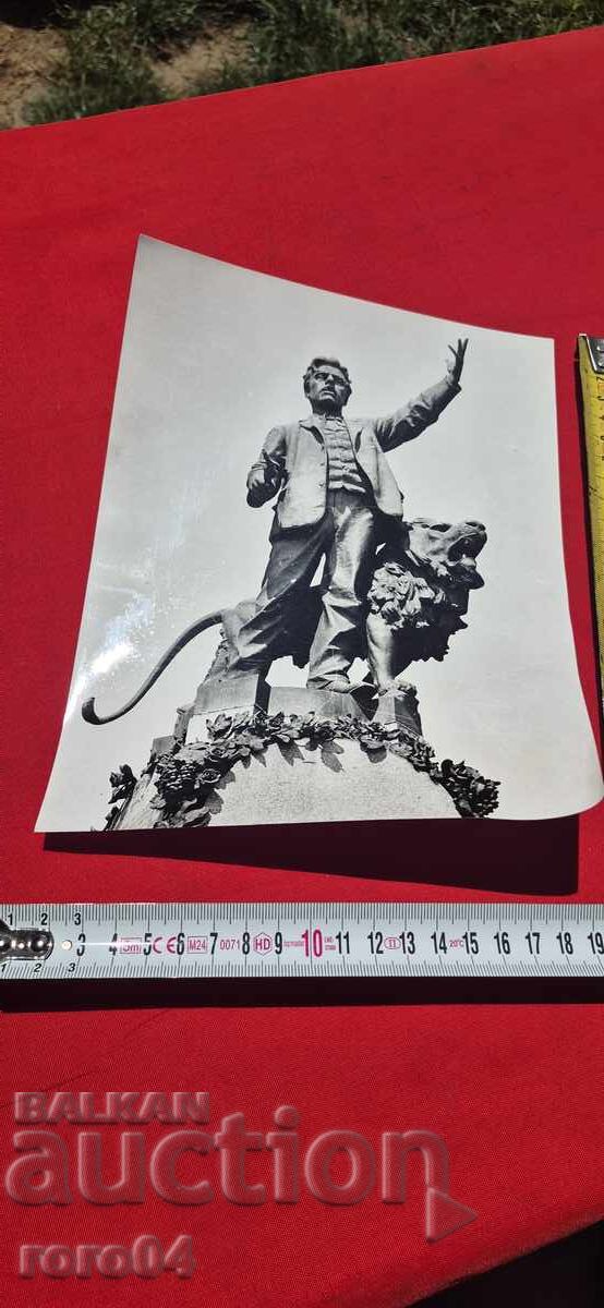 Delivery of VASIL LEVSKI - MONUMENT - photo: Il. Harizanov Delivery of VASIL LEVSKI - MONUMENT - photo: Il. Harizanov