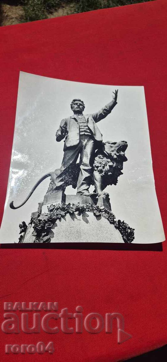 VASIL LEVSKI - MONUMENT - photo: Il. Harizanov VASIL LEVSKI - MONUMENT - photo: Il. Harizanov