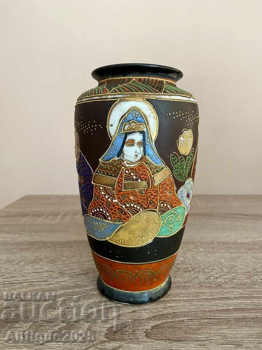 Vază japoneză antică în stil Satsuma (începutul secolului XX)