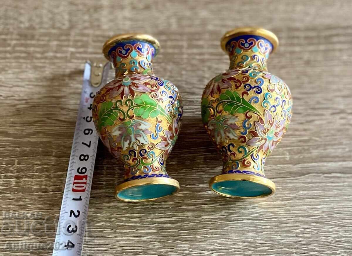 Двойка малки антични китайски вази с емайлирани цветя с цена 75.00 лв. | € 38.35