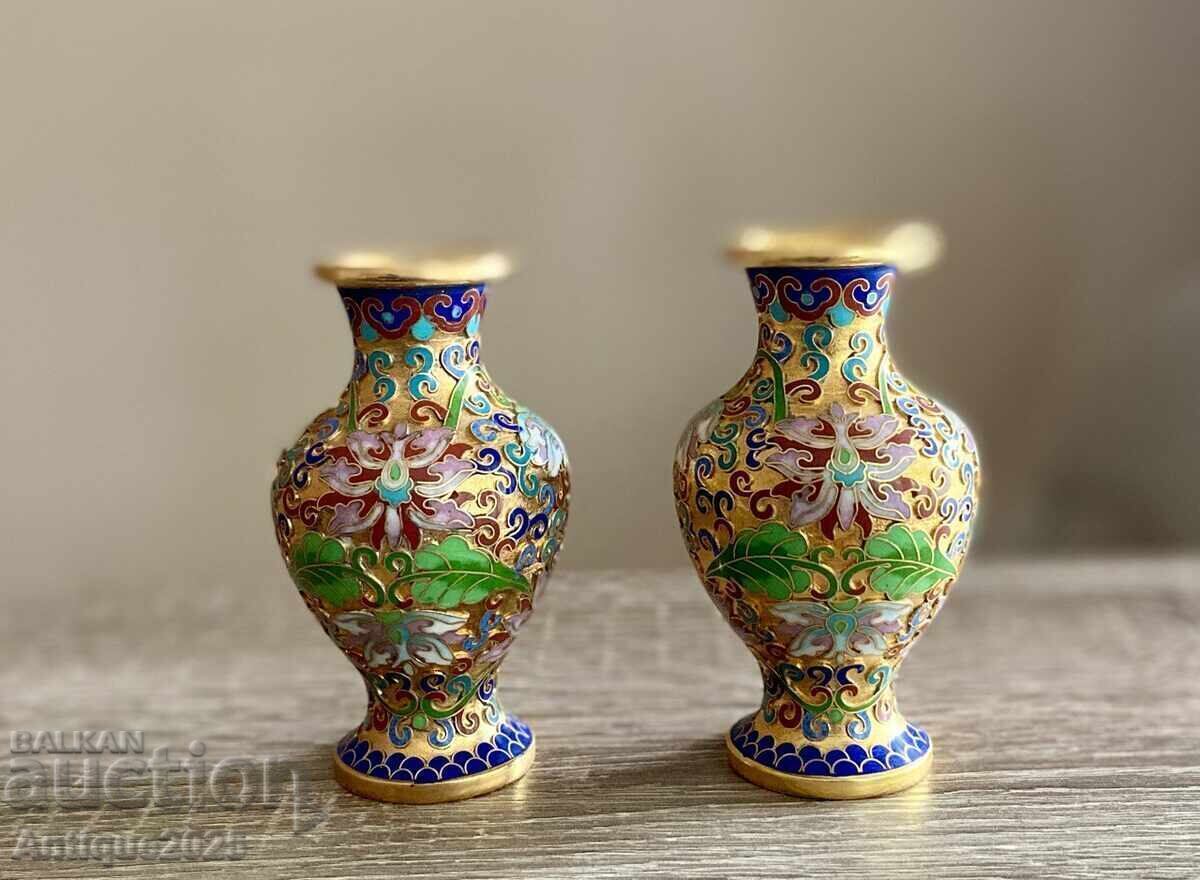 Двойка малки антични китайски вази с емайлирани цветя