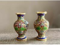 Двойка малки антични китайски вази с емайлирани цветя