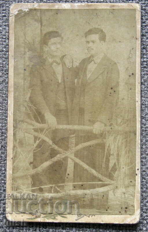 Παλιά οικογενειακή φωτογραφία σε σκληρό χαρτόνι Παλιά οικογενειακή φωτογραφία σε σκληρό χαρτόνι