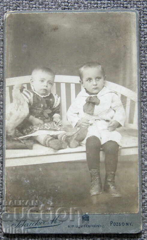 Παλιά οικογενειακή φωτογραφία παιδιών σε σκληρό χαρτόνι