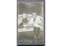 Παλιά οικογενειακή φωτογραφία παιδιών σε σκληρό χαρτόνι