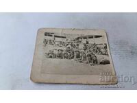 Снимка Мъже жени и момче легнали на плажа