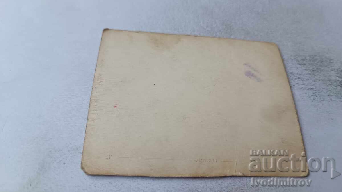 Φωτογραφία Άνδρες γυναίκες και αγόρι ξαπλωμένοι στην παραλία με τιμή 1.85 BGN | € 0.95 Φωτογραφία Άνδρες γυναίκες και αγόρι ξαπλωμένοι στην παραλία με τιμή 1.85 BGN | € 0.95