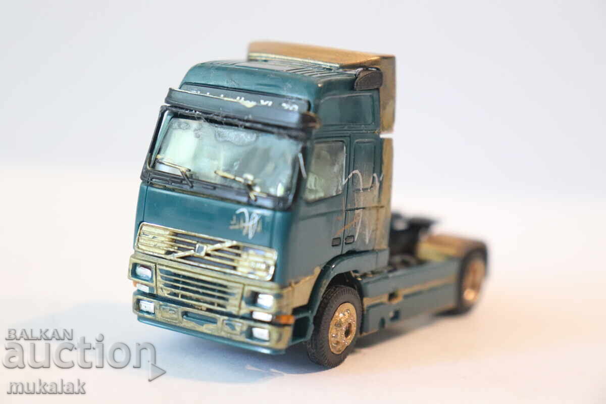 Licitație ALBEDO H0 1/87 VOLVO CAP DE TRACTARE MODEL CAMION