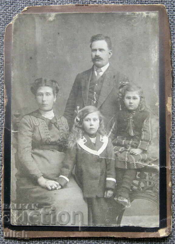 Παλιά συλλογική οικογενειακή φωτογραφία σε χαρτόνι