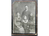 Παλιά συλλογική οικογενειακή φωτογραφία σε χαρτόνι
