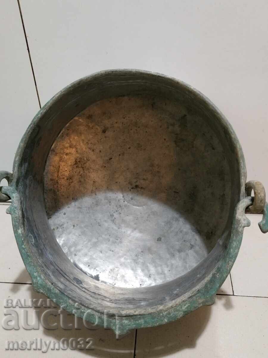 Livrarea Monedă conservată, ceaun, cupru, vas de cupru Livrarea Monedă conservată, ceaun, cupru, vas de cupru