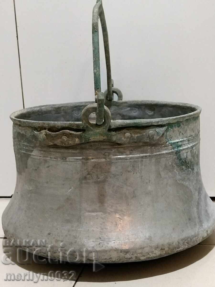 Monedă conservată, ceaun, cupru, vas de cupru Monedă conservată, ceaun, cupru, vas de cupru