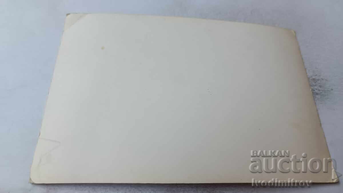 Fotografie Bărbat fumând țigară și întins pe plajă cu preț 2.45 BGN | € 1.25