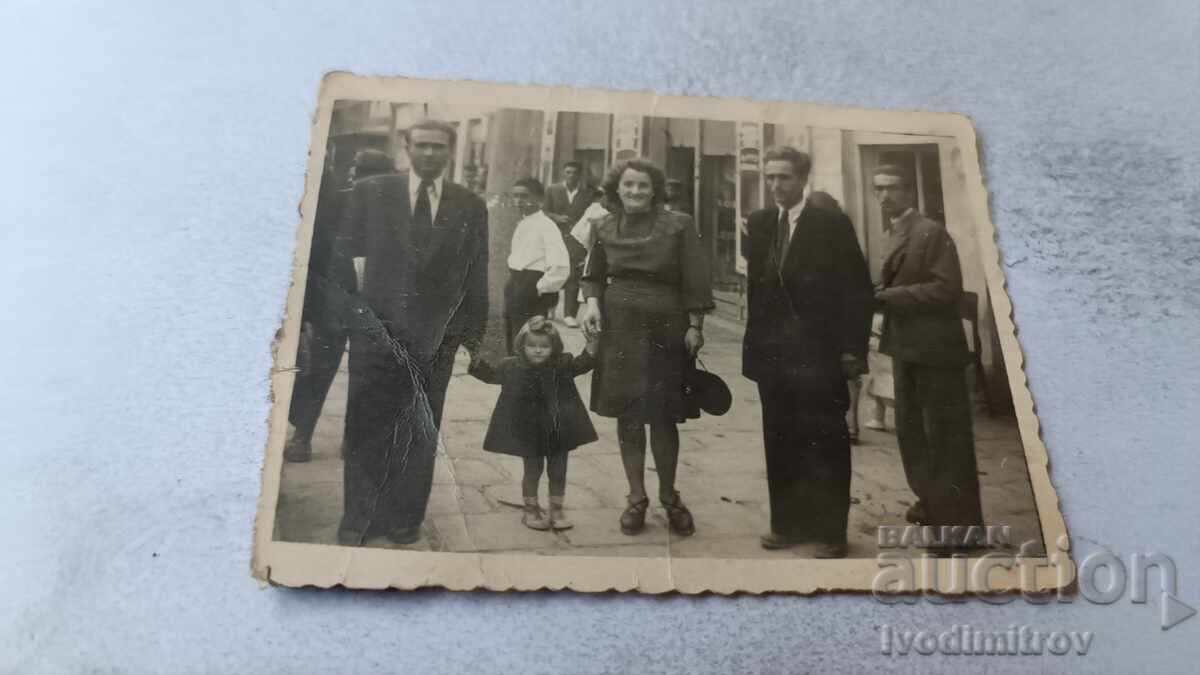 Fotografie Sofia Trei bărbați, o femeie și o fetiță pe stradă Fotografie Sofia Trei bărbați, o femeie și o fetiță pe stradă