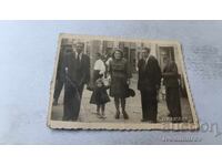 Φωτογραφία Σόφια Τρεις άνδρες, γυναίκα και μικρό κοριτσάκι στον δρόμο