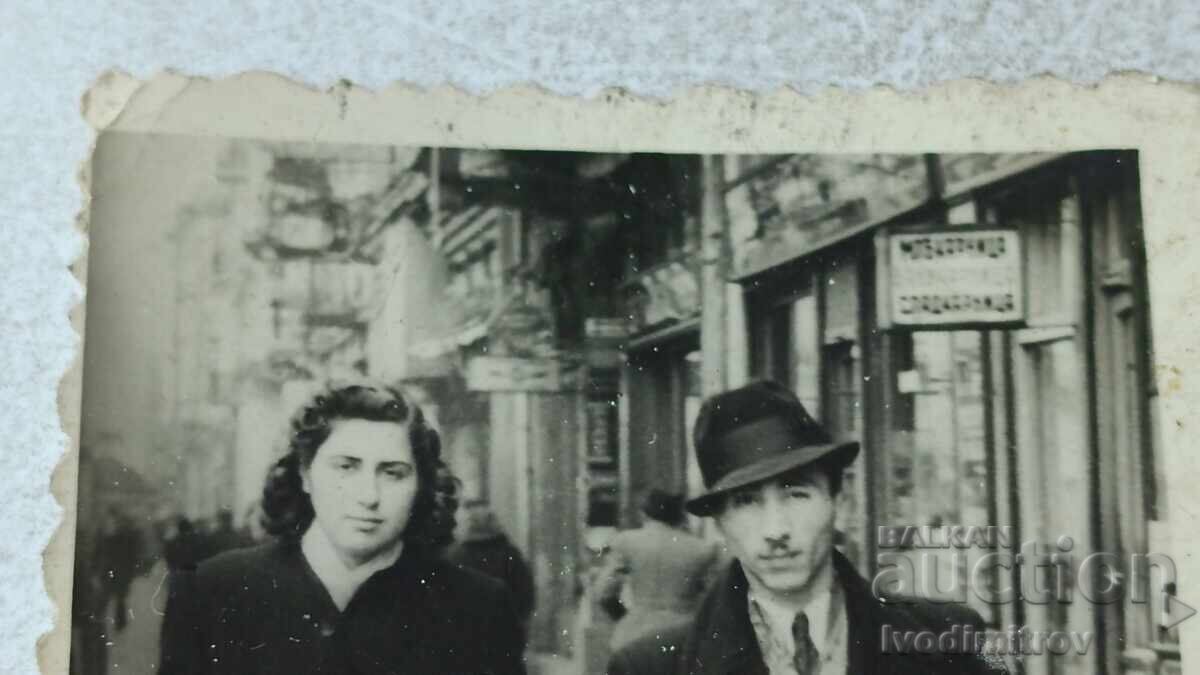 Снимка София Мъж и жена на разходка с цена 2.45 лв. | € 1.25 Снимка София Мъж и жена на разходка с цена 2.45 лв. | € 1.25