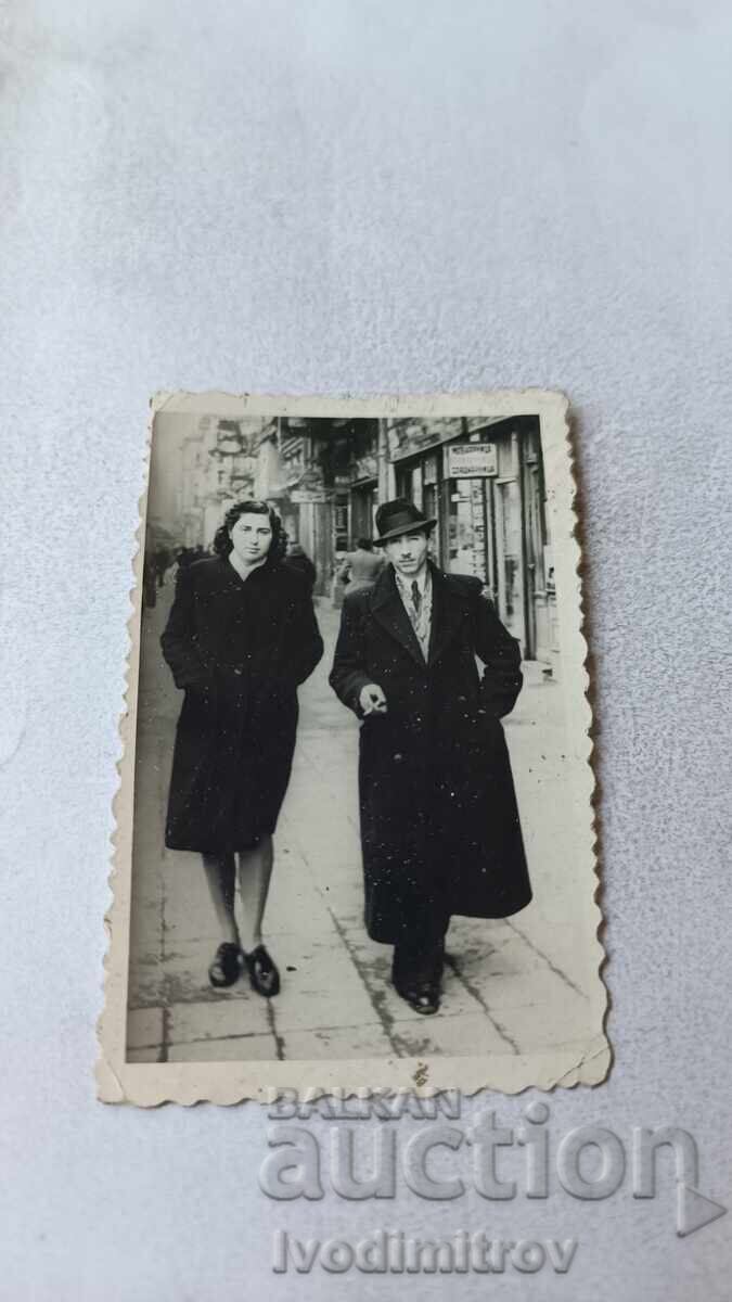 Снимка София Мъж и жена на разходка Снимка София Мъж и жена на разходка