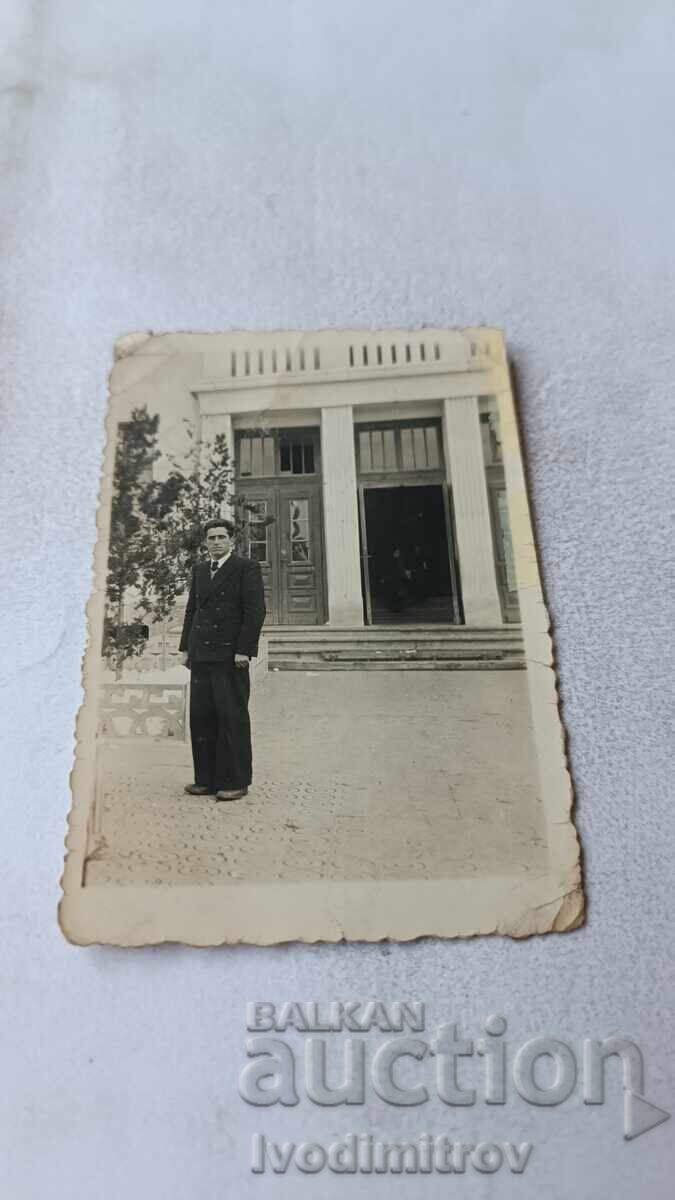 Снимка София Мъж пред административна сграда 1937