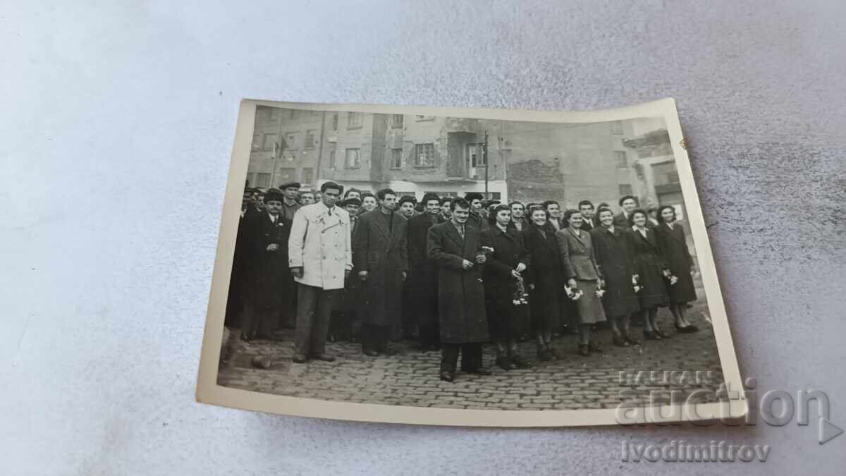 Fotografie Sofia Bărbați și femei cu flori în piață Fotografie Sofia Bărbați și femei cu flori în piață