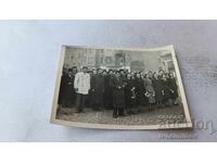 Snimka Sofiya Mŭzhe και γυναίκες με λουλούδια στην πλατεία