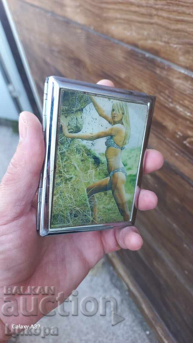 TABACHERĂ EROTICĂ ȘI Brichetă EROTICĂ CU POZE SCHIMBĂTOARE cu preț 50.00 BGN | € 25.56 TABACHERĂ EROTICĂ ȘI Brichetă EROTICĂ CU POZE SCHIMBĂTOARE cu preț 50.00 BGN | € 25.56