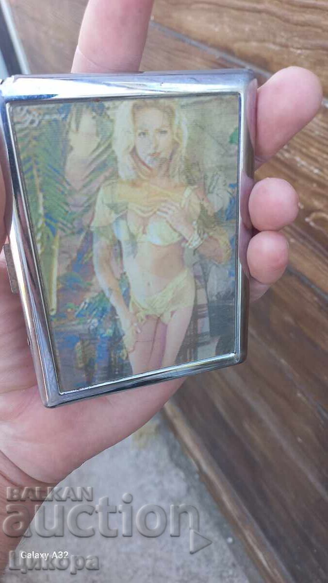 Livrarea TABACHERĂ EROTICĂ ȘI Brichetă EROTICĂ CU POZE SCHIMBĂTOARE Livrarea TABACHERĂ EROTICĂ ȘI Brichetă EROTICĂ CU POZE SCHIMBĂTOARE