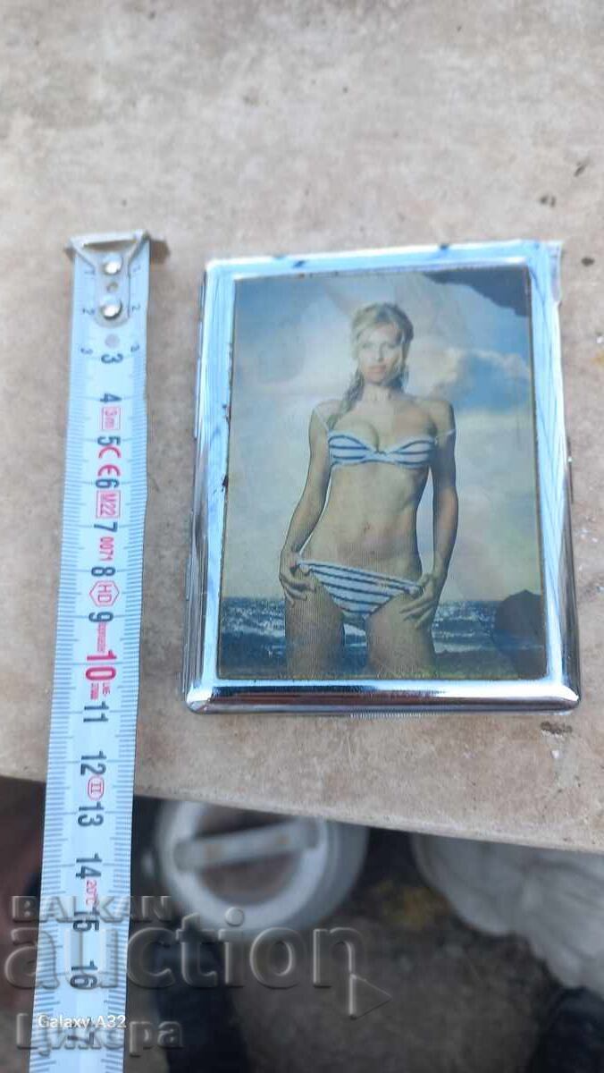 TABACHERĂ EROTICĂ ȘI Brichetă EROTICĂ CU POZE SCHIMBĂTOARE - 5 TABACHERĂ EROTICĂ ȘI Brichetă EROTICĂ CU POZE SCHIMBĂTOARE - 5