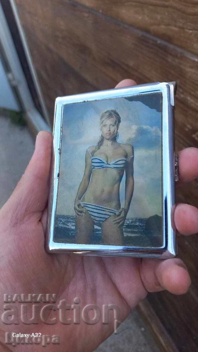 TABACHERĂ EROTICĂ ȘI Brichetă EROTICĂ CU POZE SCHIMBĂTOARE TABACHERĂ EROTICĂ ȘI Brichetă EROTICĂ CU POZE SCHIMBĂTOARE