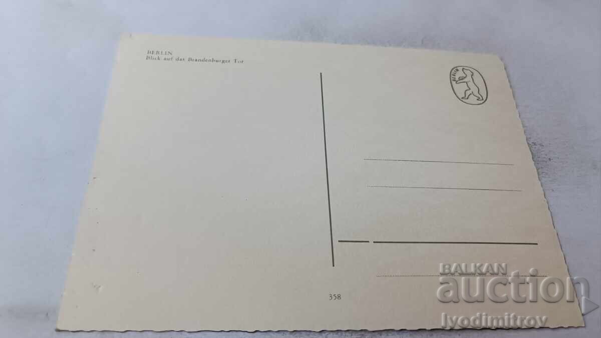 Пощенска картичка Berlin Blick auf das Brandenburger Tor с цена 0.65 лв. | € 0.33 Пощенска картичка Berlin Blick auf das Brandenburger Tor с цена 0.65 лв. | € 0.33