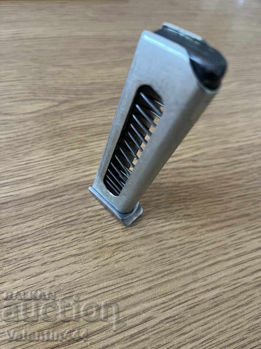 Licitație Încărcător NICHELAT pentru pistol "MAKAROV", cal. 9x18mm Licitație Încărcător NICHELAT pentru pistol "MAKAROV", cal. 9x18mm