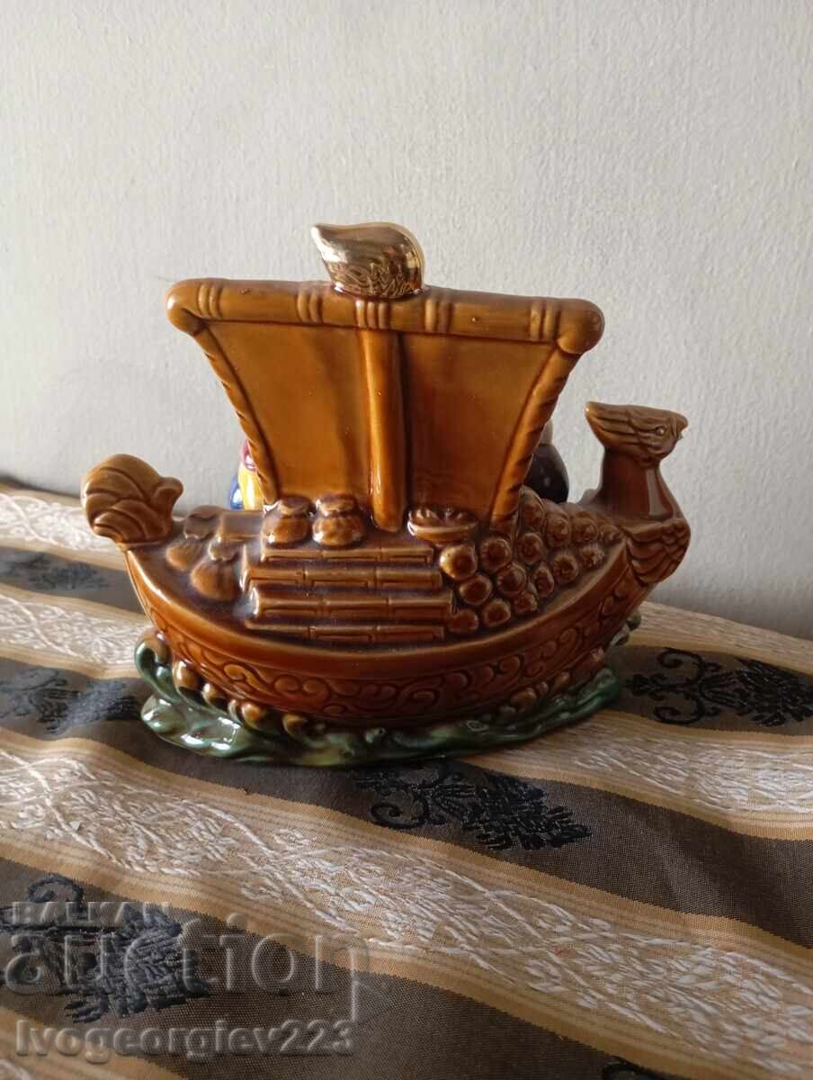 Auction  Ceramic figurine