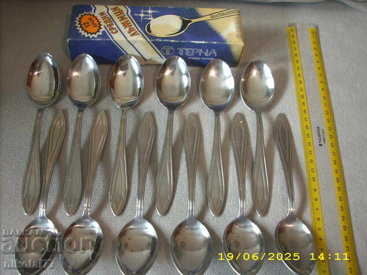 Аукцион ТЕРНА В. Търново 12 броя средни лъжици нови кутия РЕДКАЖ Аукцион ТЕРНА В. Търново 12 броя средни лъжици нови кутия РЕДКАЖ